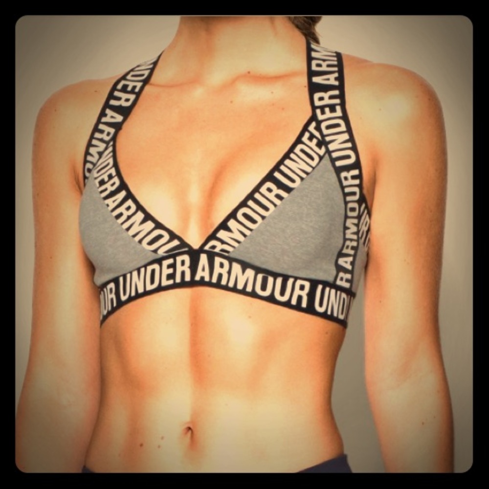 - NEW🎁Under Armour logo sports bra size S.